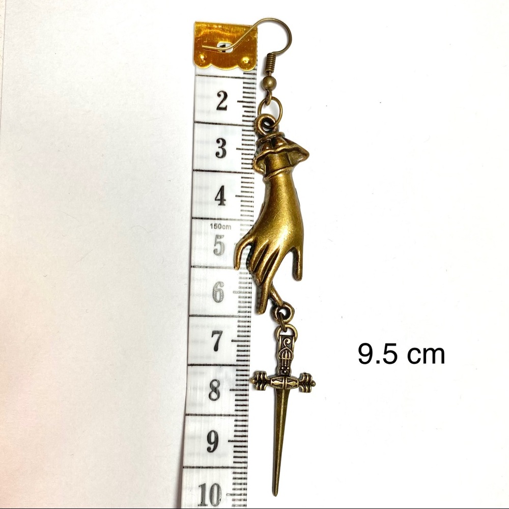Victorian hand with thin dagger earrings - Picture 3 of 3